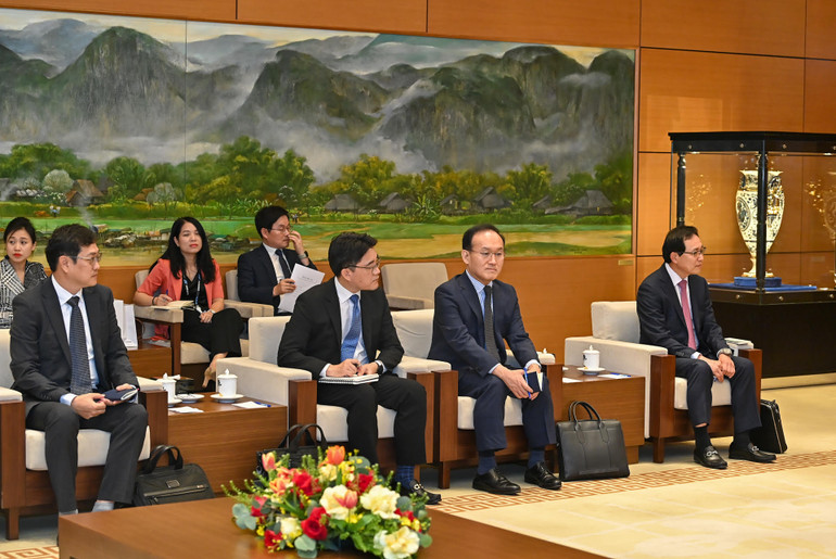 Đoàn công tác của Samsung Electronics dự buổi tiếp. Đoàn công tác của Samsung Electronics dự buổi tiếp.