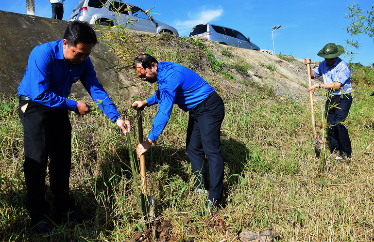 Chủ tịch Ủy ban nhân dân tỉnh Đồng Tháp Phạm Thiện Nghĩa (bìa phải) cùng các chiến sĩ, đoàn viên, thanh niên tham gia trồng cây xanh tại tuyến tuần tra biên giới.