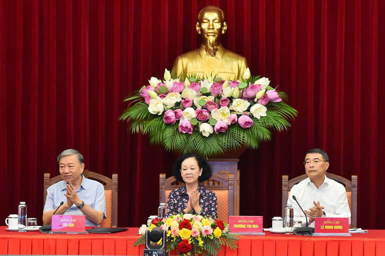 Thường trực Ban Bí thư Trương Thị Mai, Bộ trưởng Công an Tô Lâm và Chánh Văn phòng Trung ương Đảng Lê Minh Hưng chủ trì hội nghị.