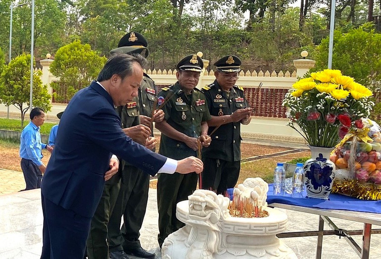 Phó Bí thư Thường trực Tỉnh ủy Châu Ngọc Tuấn dâng hương trước Đài tưởng niệm các anh hùng liệt sĩ Campuchia-Việt Nam 1979-1989. Phó Bí thư Thường trực Tỉnh ủy Châu Ngọc Tuấn dâng hương trước Đài tưởng niệm các anh hùng liệt sĩ Campuchia-Việt Nam 1979-1989.