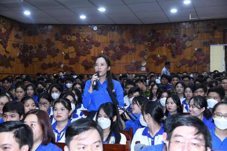 Cử tri thanh niên phát biểu.