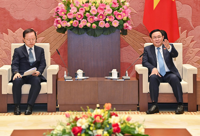 Chủ tịch Quốc hội Vương Đình Huệ và Tổng Giám đốc Tập đoàn Samsung Electronics Park Hark Kyu tại buổi tiếp. Chủ tịch Quốc hội Vương Đình Huệ và Tổng Giám đốc Tập đoàn Samsung Electronics Park Hark Kyu tại buổi tiếp.