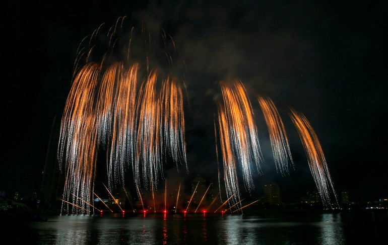 Màn trình diễn pháo hoa của 2 đội Việt Nam và Phần Lan trong đêm khai mạc.