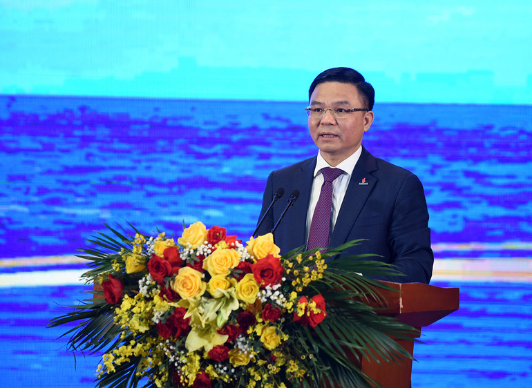 Tổng Giám đốc Petrovietnam Lê Mạnh Hùng báo cáo tình hình hoạt động và kinh doanh của Tập đoàn.