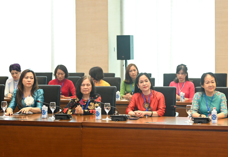 Các nhà báo nữ và các đại biểu dự cuộc gặp mặt.