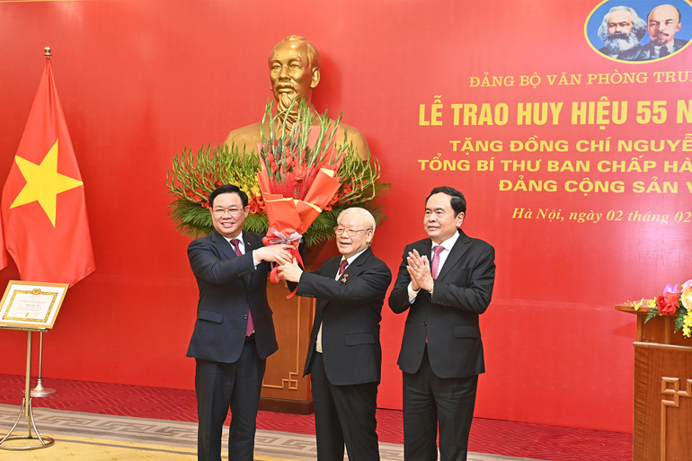 Chủ tịch Quốc hội Vương Đình Huệ và Phó Chủ tịch Thường trực Quốc hội Trần Thanh Mẫn chúc mừng Tổng Bí thư Nguyễn Phú Trọng. (Ảnh: ĐĂNG KHOA) Chủ tịch Quốc hội Vương Đình Huệ và Phó Chủ tịch Thường trực Quốc hội Trần Thanh Mẫn chúc mừng Tổng Bí thư Nguyễn Phú Trọng. (Ảnh: ĐĂNG KHOA)