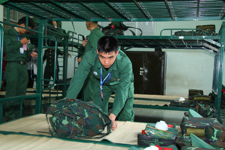 Chiến sĩ mới nhận quân tư trang tại Trung đoàn Gia Định.