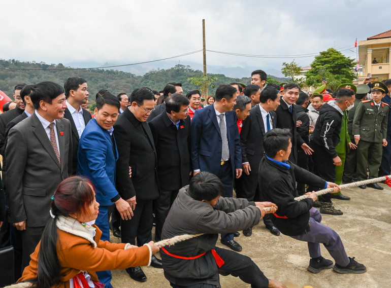 Chủ tịch Quốc hội Vương Đình Huệ vui ngày hội với đồng bào dân tộc tại chương trình.