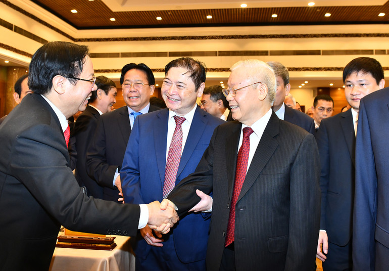 Tổng Bí thư Nguyễn Phú Trọng và các đại biểu dự Lễ kỷ niệm 60 năm Chủ tịch Hồ Chí Minh gặp mặt đội ngũ trí thức và 40 năm Ngày thành lập Liên hiệp các Hội Khoa học và Kỹ thuật Việt Nam.