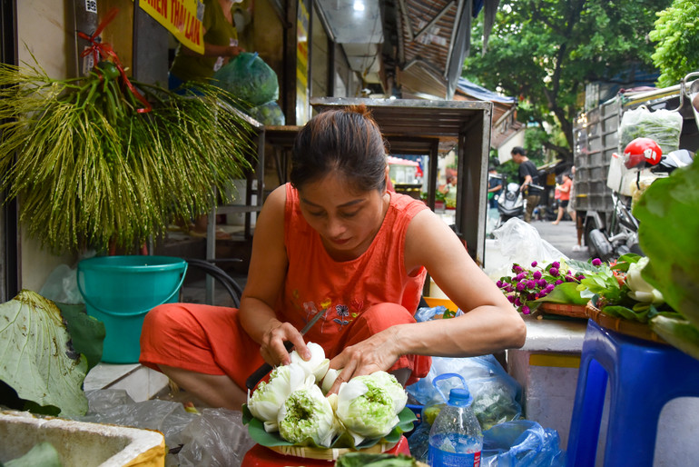 Chị Nụ (một tiểu thương) chia sẻ, chị bày biện mâm Tết Đoan Ngọ với hơn 9 loại nguyên liệu khác nhau. “Từ hôm qua tôi nhận được 50 đơn đặt hàng khác nhau, chủ yếu là cho gia đình làm mâm cúng”, chị Nụ cho biết
