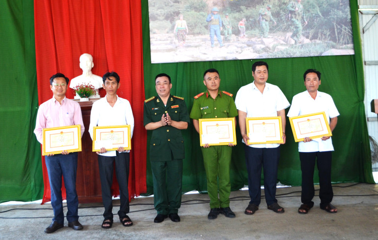 Lãnh đạo Bộ Chỉ huy Bộ đội Biên phòng tỉnh Đắk Lắk tặng Giấy khen cho các tập thể, cá nhân có thành tích trong thực hiện Chỉ thị 01 của Thủ tướng Chính phủ trong năm 2022.