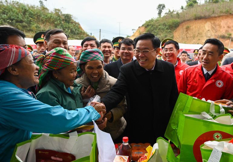 Chủ tịch Quốc hội Vương Đình Huệ với đồng bào dân tộc xã Trịnh Tường tại Chương trình “Tết nhân ái”.