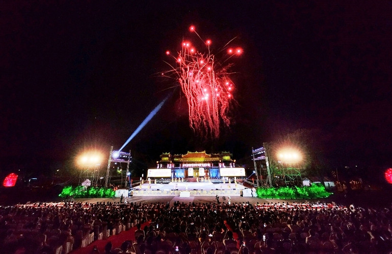 Màn pháo hoa rực rỡ chào mừng sự kiện 30 năm di sản Cố đô Huế.