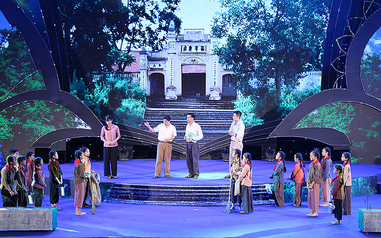 Hoạt cảnh văn nghệ tái hiện sự ra đời của phong trào “Nghìn việc tốt” tại buổi lễ. Hoạt cảnh văn nghệ tái hiện sự ra đời của phong trào “Nghìn việc tốt” tại buổi lễ.