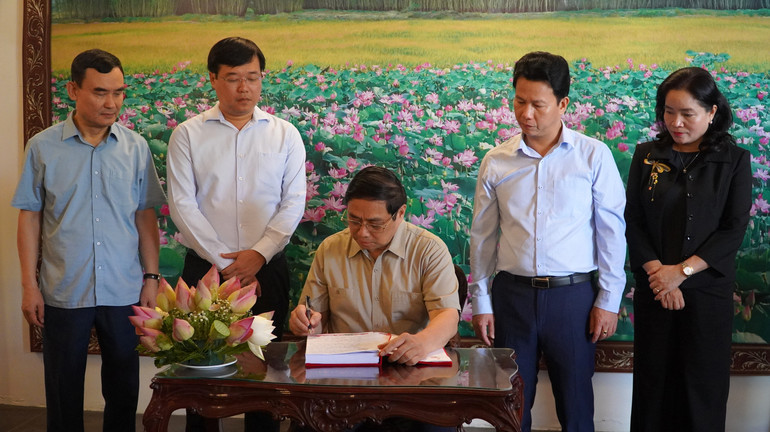 Thủ tướng Phạm Minh Chính viết cảm tưởng vào sổ lưu niệm tại Khu di tích Nguyễn Sinh Sắc. (Ảnh: HỮU NGHĨA)