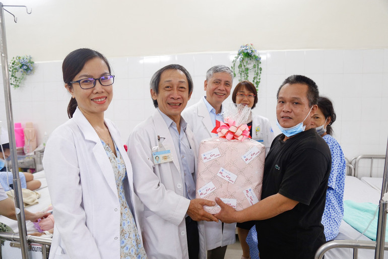 Bác sĩ Chuyên khoa II Trần Ngọc Hải, Phó Giám đốc điều hành Bệnh viện Từ Dũ thăm khám cho bệnh nhân.