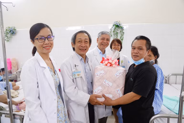 Bác sĩ Chuyên khoa II Trần Ngọc Hải, Phó Giám đốc điều hành Bệnh viện Từ Dũ thăm khám cho bệnh nhân.