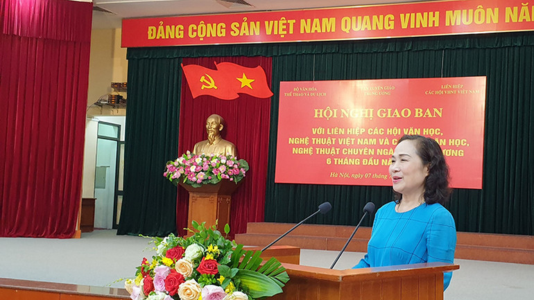 NSND Trịnh Thúy Mùi, Chủ tịch Hội nghệ sĩ sân khấu Việt Nam phát biểu ý kiến tại hội nghị.