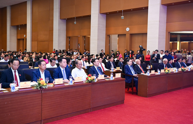 Chủ tịch Quốc hội Vương Đình Huệ cùng các đồng chí lãnh đạo, nguyên lãnh đạo Quốc hội và các đại biểu dự buổi lễ.