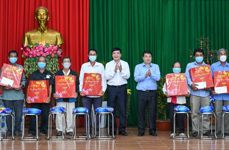 Tổng Thư ký, Chủ nhiệm Văn phòng Quốc hội Bùi Văn Cường và Chủ tịch Hội đồng dân tộc Y Thanh Hà Niê Kđăm trao quà Tết cho các gia đình chính sách, hộ nghèo.