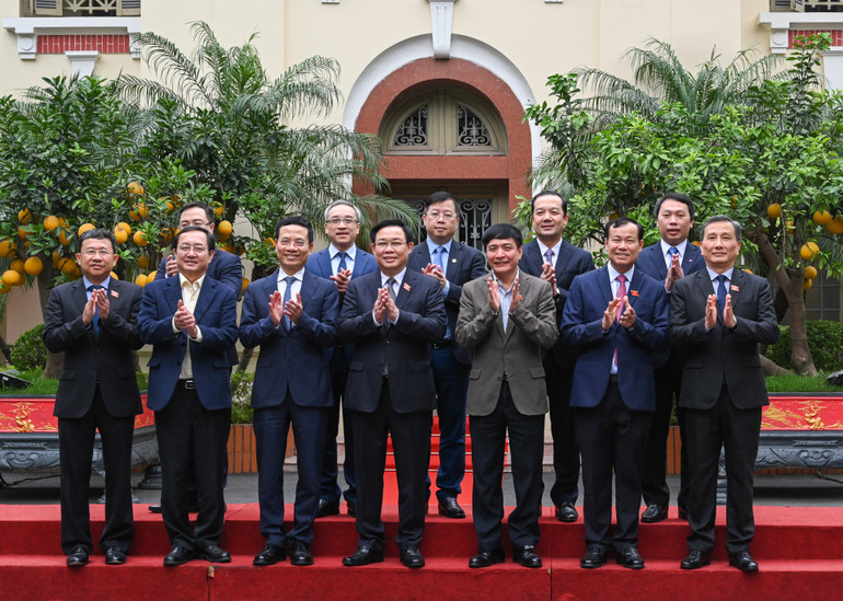 Chủ tịch Quốc hội Vương Đình Huệ cùng các đại biểu với lãnh đạo Bộ Thông tin và Truyền thông.