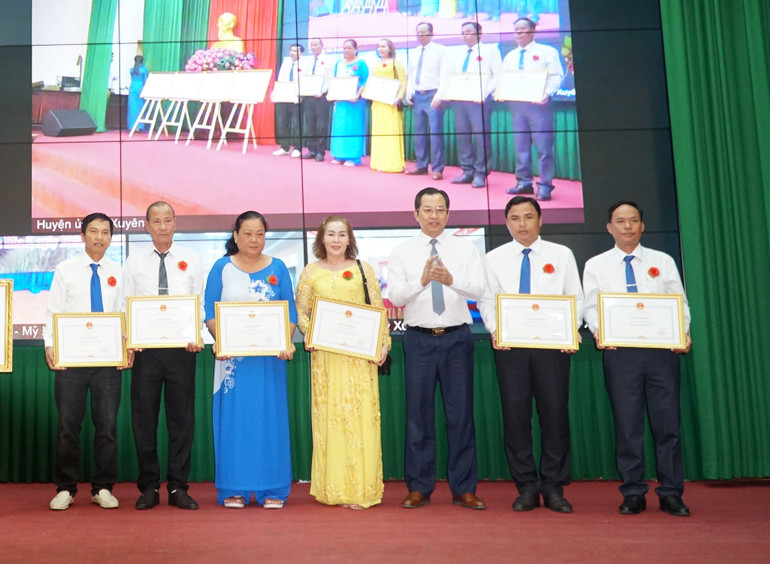 Tặng bằng khen của Chủ tịch UBND tỉnh Sóc Trăng cho các tập thể, cá nhân tiêu biểu.