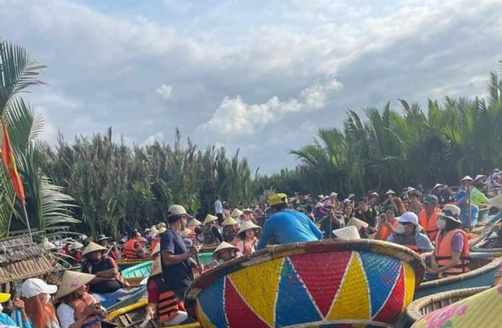 Du khách trải nghiệm tại vườn dừa Bảy Mẫu (Hội An).