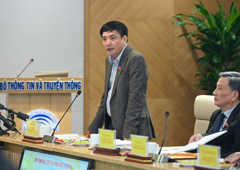 Tổng Thư ký, Chủ nhiệm Văn phòng Quốc hội Bùi Văn Cường phát biểu ý kiến tại buổi làm việc.