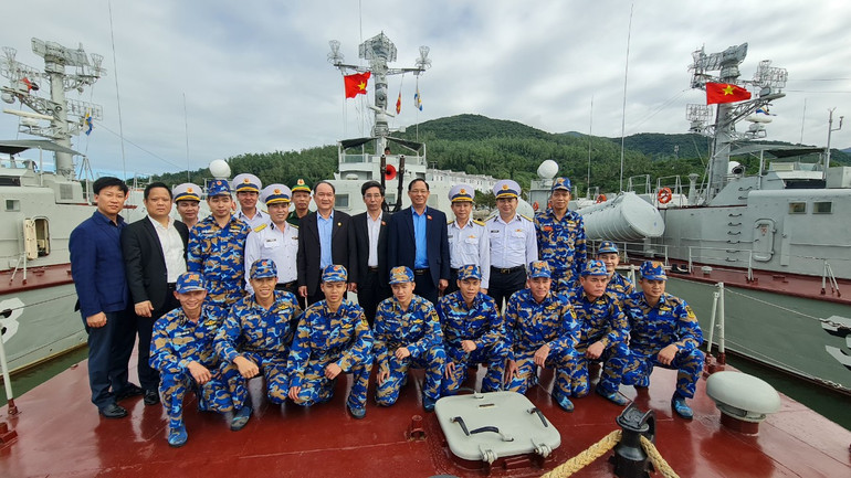 Phó Chủ tịch Quốc hội Trần Quang Phương thăm, động viên cán bộ chiến sĩ ở lại trực chiến trong dịp Tết Nguyên đán.