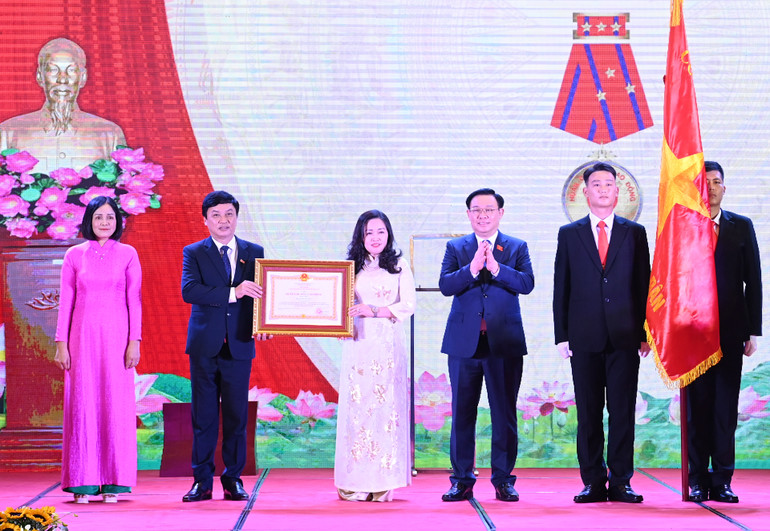 Chủ tịch Quốc hội Vương Đình Huệ trao Huân chương Lao động hạng Nhất cho Báo Đại biểu Nhân dân.