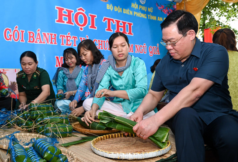 Chủ tịch Quốc hội Vương Đình Huệ tham gia gói bánh tét tại chợ Tết công đoàn 2023 được tổ chức tại Bộ Chỉ huy Bộ đội Biên phòng tỉnh An Giang.