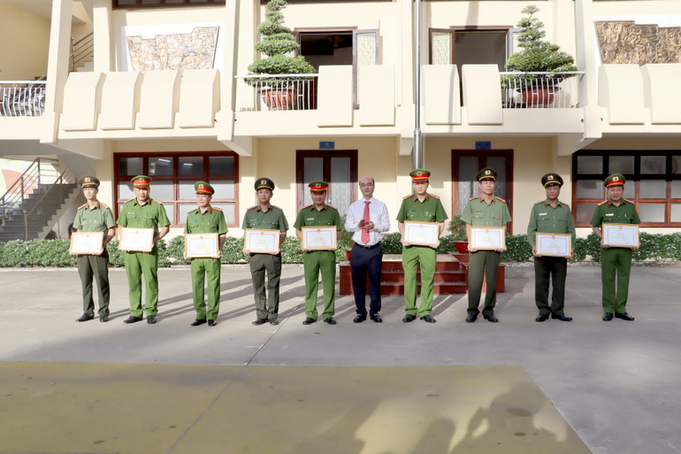 Các tập thể, cá nhân nhận Bằng khen của Thống đốc Ngân hàng Nhà nước Việt Nam.