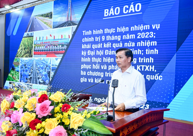 Chủ tịch UBND tỉnh Sóc Trăng Trần Văn Lâu trình bày báo cáo tại hội nghị.