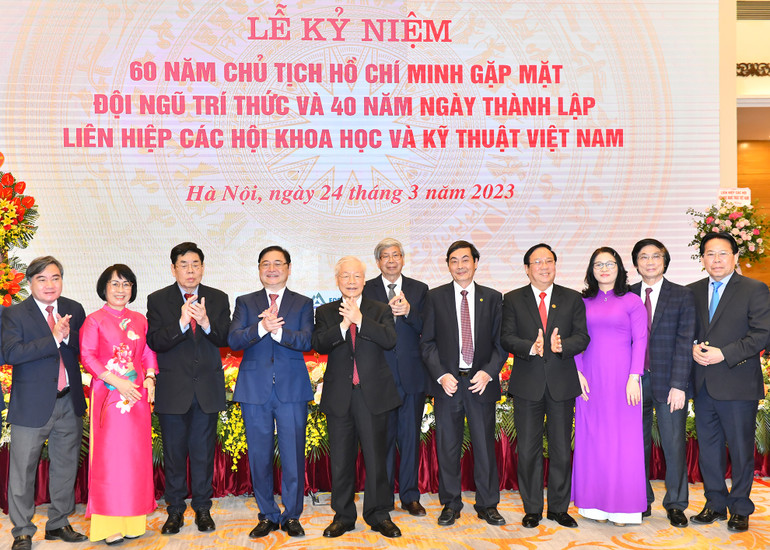 Tổng Bí thư Nguyễn Phú Trọng và các đại biểu dự Lễ kỷ niệm 60 năm Chủ tịch Hồ Chí Minh gặp mặt đội ngũ trí thức và 40 năm Ngày thành lập Liên hiệp các Hội Khoa học và Kỹ thuật Việt Nam.