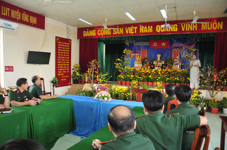 Ban giám khảo và đại diện các cơ quan, đơn vị nghe phần thi thuyết trình của Ban chỉ huy Quân sự huyện Cần Giờ.