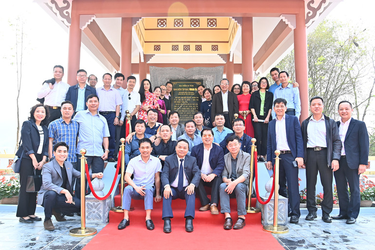 Các đồng chí lãnh đạo Báo Nhân Dân cùng cán bộ, phóng viên Báo Nhân Dân tại Khu di tích Nhà bia Báo Nhân Dân.