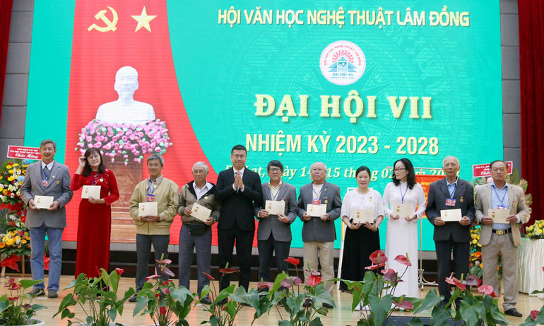 Đại diện Liên hiệp các Hội Văn học Nghệ thuật Việt Nam trao Kỷ niệm chương tặng các hội viên Hội Văn học Nghệ thuật Lâm Đồng.