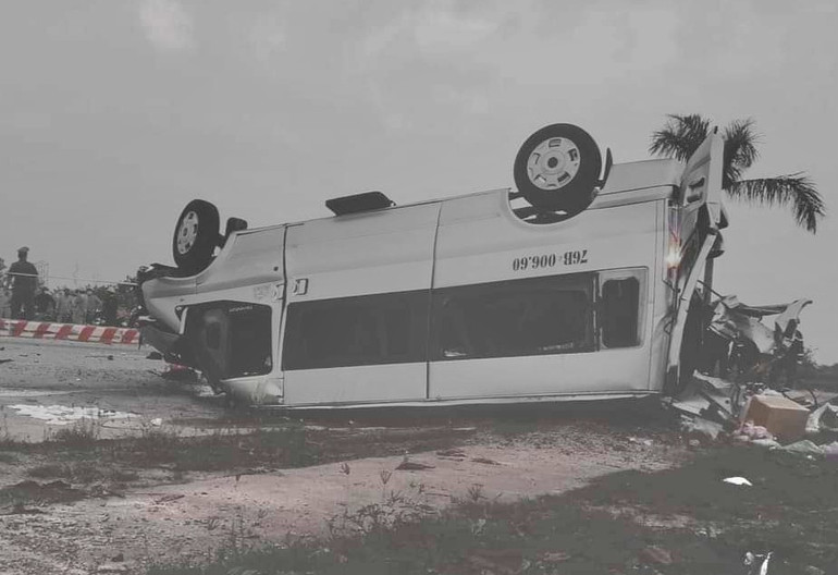 Chiếc ô-tô khách bị hư hỏng nặng.