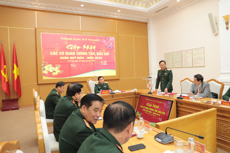 Đại diện lãnh đạo Trung tâm Phát thanh-Truyền hình Quân đội phát biểu ý kiến tại buổi gặp mặt. (Ảnh: NGỌC TUẤN)