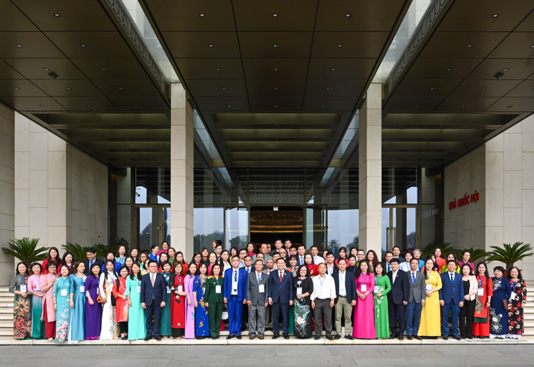 Chủ tịch Quốc hội Vương Đình Huệ chụp ảnh lưu niệm với các đại biểu dự cuộc gặp mặt.