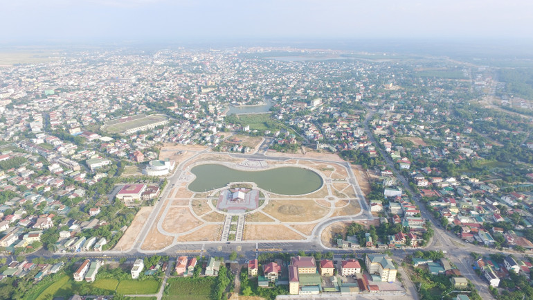 Toàn cảnh Công viên Fidel xinh đẹp, thơ mộng nằm ngay giữa trung tâm thành phố Đông Hà. (Ảnh: LÂM QUANG HUY) Toàn cảnh Công viên Fidel xinh đẹp, thơ mộng nằm ngay giữa trung tâm thành phố Đông Hà. (Ảnh: LÂM QUANG HUY)