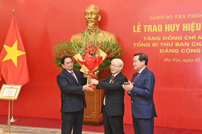 Thủ tướng Phạm Minh Chính và Phó Thủ tướng Lê Minh Khái tặng hoa chúc mừng Tổng Bí thư Nguyễn Phú Trọng. (Ảnh: ĐĂNG KHOA) Thủ tướng Phạm Minh Chính và Phó Thủ tướng Lê Minh Khái tặng hoa chúc mừng Tổng Bí thư Nguyễn Phú Trọng. (Ảnh: ĐĂNG KHOA)