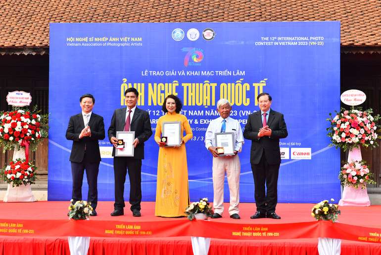 Đồng chí Trần Thanh Lâm, Phó Trưởng Ban Tuyên giáo Trung ương và đồng chí Tạ Quang Đông, Thứ trưởng Văn hóa, Thể thao và Du lịch trao Huy chương Vàng cho các tác giả đoạt giải.