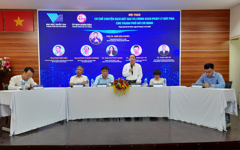 Phiên thảo luận tại hội thảo “Cơ chế chuyển dịch đất đai và chính sách pháp lý đột phá cho Thành phố Hồ Chí Minh”. Phiên thảo luận tại hội thảo “Cơ chế chuyển dịch đất đai và chính sách pháp lý đột phá cho Thành phố Hồ Chí Minh”.