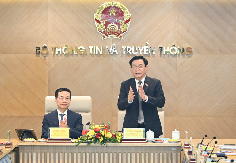 Chủ tịch Quốc hội Vương Đình Huệ chủ trì buổi làm việc với Bộ Thông tin và Truyền thông.