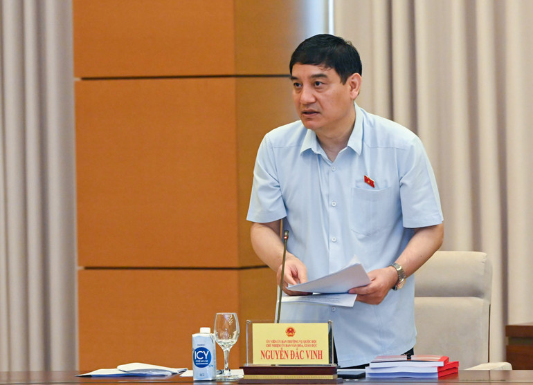 Chủ nhiệm Ủy ban Văn hóa, Giáo dục Nguyễn Đắc Vĩnh trình bày báo cáo tại phiên họp. (Ảnh: DUY LINH)