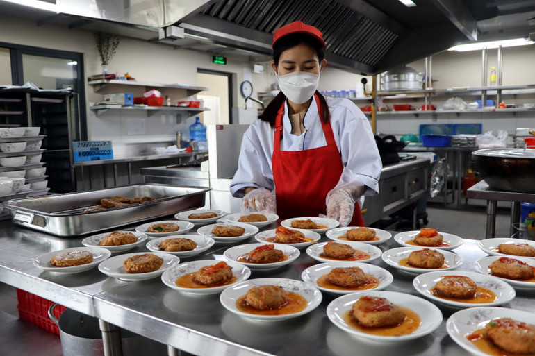 Nhà hàng được vận hành với 2 nhà cung cấp riêng biệt được lựa chọn bằng hình thức đấu thầu, với sự bình chọn của toàn bộ người lao động để phục vụ bữa ăn cho toàn thể nhân viên. Mục đích đem đến bữa ăn đa dạng với nhiều sự lựa chọn và phong phú hơn.