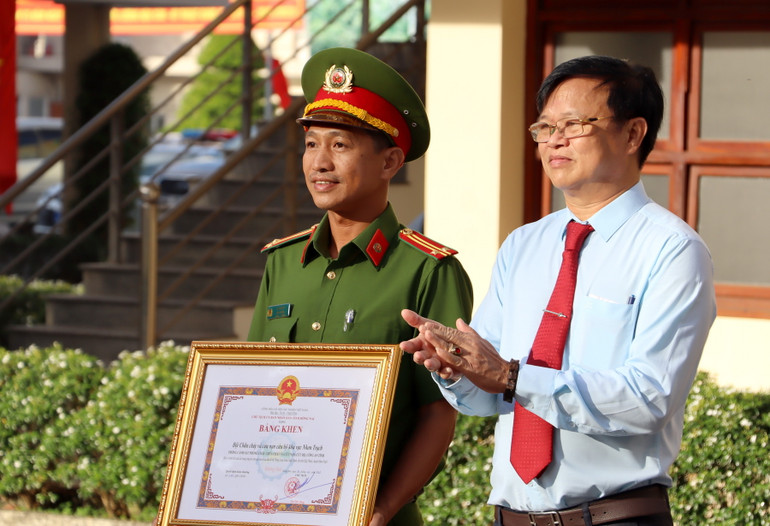 Chủ tịch Ủy ban nhân dân tỉnh trao Bằng khen cho Đội Chữa cháy và cứu nạn cứu hộ khu vực Nhơn Trạch.