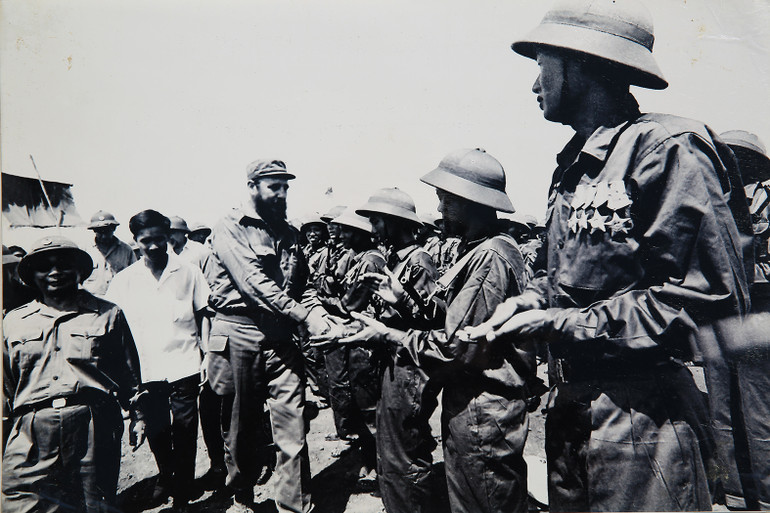 Chủ tịch Fidel Castro với những chiến sĩ anh hùng của huyện Gio Linh.