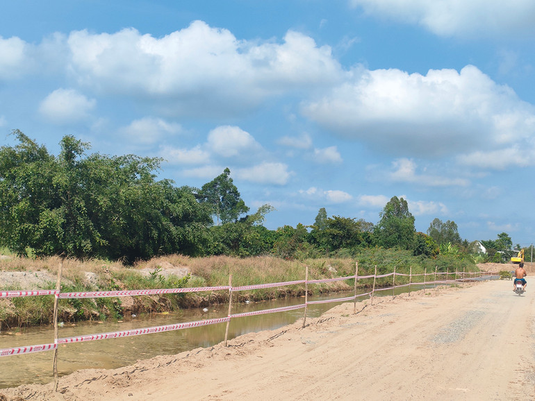 Công trình tuyến tránh Quốc lộ 30 tại xã Mỹ Trà trước đây cho bơm cát nhưng không có rào chắn, không có người giám sát, trẻ em vào tắm khu vực xả nước bơm cát. Hiện khu vực này đã được nhà thầu cho căng dây cảnh báo nguy hiểm. (Ảnh: HỮU NGHĨA)